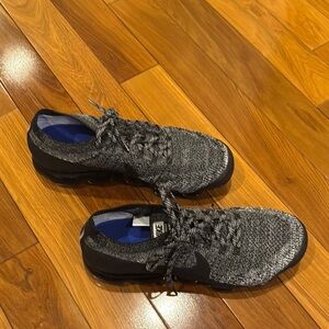 Nike Men's Black and Gray Running Shoes